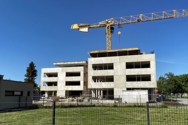 Bauupdate Froschweg Dornbirn Eigentumswohnungen im Rohbau von außen mit Kran im Hintergrund