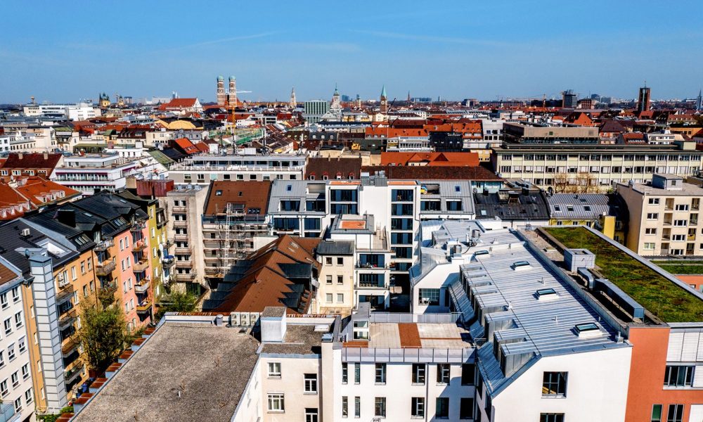 Luftaufnahme DASGOETHE in München und Umgebund, Skyline Altstadt im Hintergrund