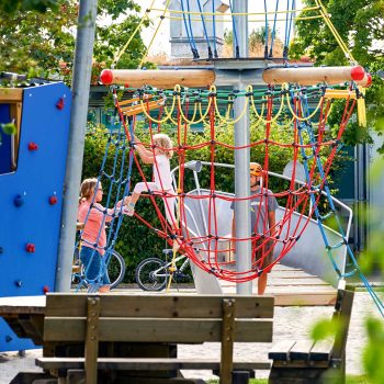Spielplatz Detailansicht Netzgeruest mit Kindern beim Sport- und Freizeitzentrum Eglfing in Haar bei Muenchen