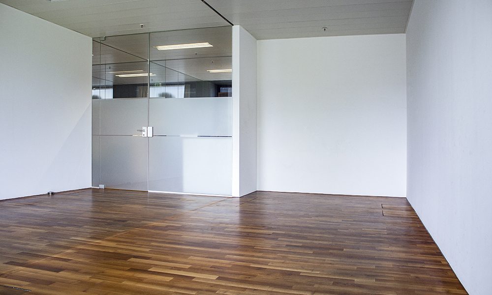 Moderne Büroräume im element, Glastrennwände, Holzboden
