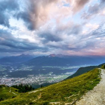 Blick vom Berg ins Tal auf Innsbruck und Völs