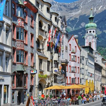 Fußgängerzone und historische Häuser in Innsbruck