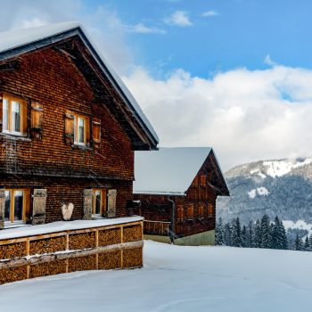 Hütten im schneebedeckten Skigebiet Bödele über Dornbirn